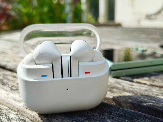 <strong>سماعات Galaxy Buds 4 </strong>