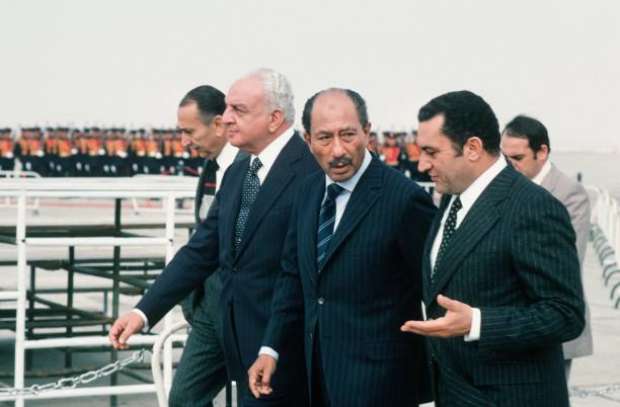 الرئيس الاسبق السادات مع نائبه مبارك
