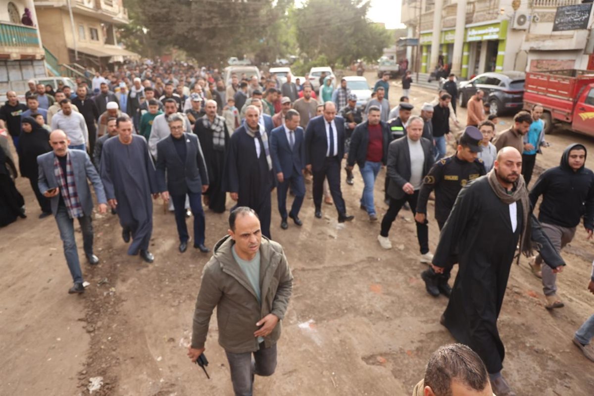 صور من جنازة ضحايا حادث السادات