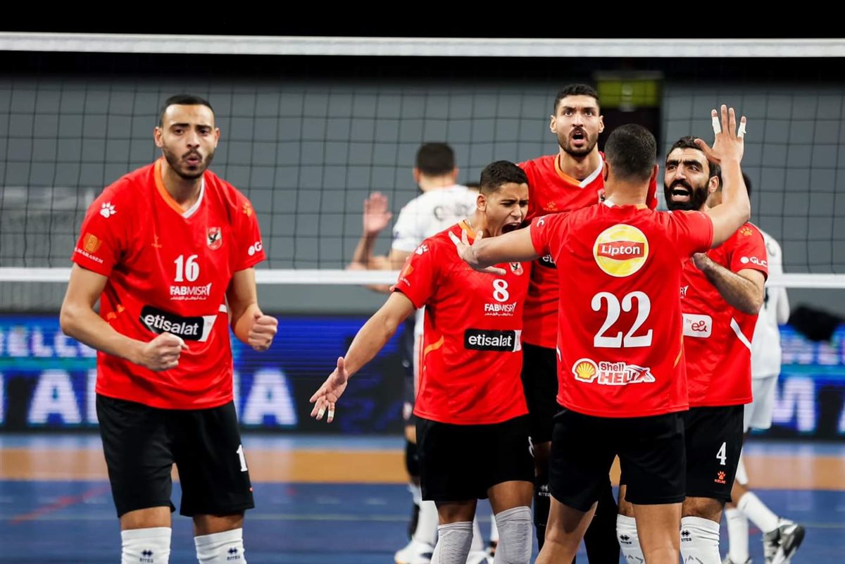 <strong> رجال الكرة الطائرة بالنادي الأهلي </strong>