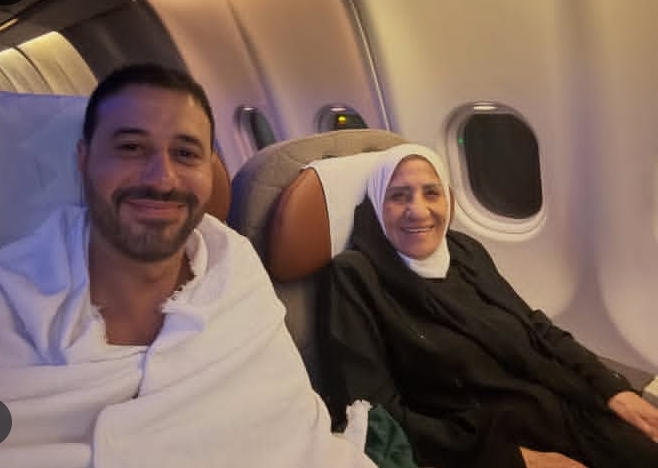 <strong>أحمد السعدني ووالدته</strong>
