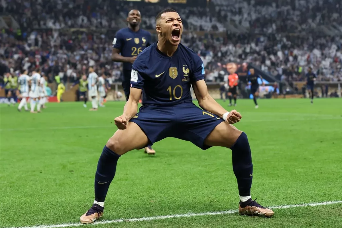كيليان مبابي ثان لاعب يسجل هاتريك في النهائي