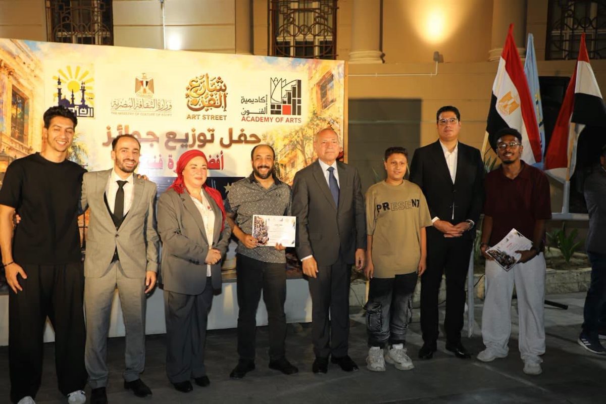 <strong>محافظ القاهرة يكرم المشاركين بـ