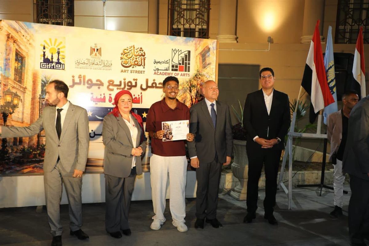 <strong>محافظ القاهرة يكرم المشاركين بـ