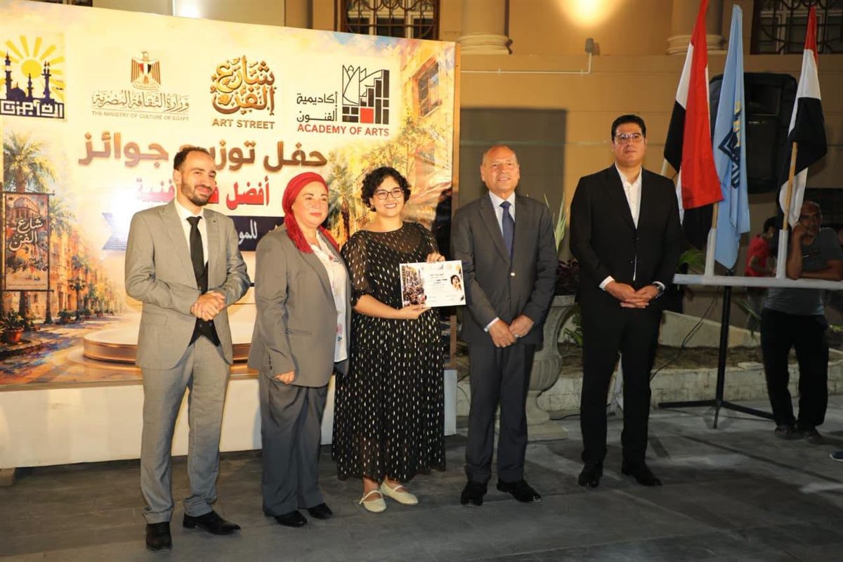 <strong>محافظ القاهرة يكرم المشاركين بـ