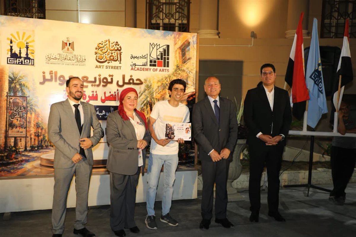 <strong>محافظ القاهرة يكرم المشاركين بـ