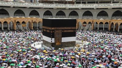 الإفتاء توضح  حكم استلام الحجر الأسود في الحج