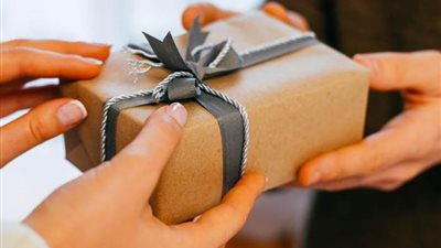 الإفتاء توضح حكم رد الهدية من دون سبب شرعي