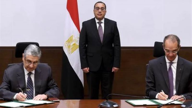 جانب من التوقيع