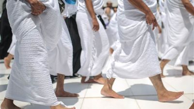حكم اغتسال المُحرِم وارتداءه ملابس الإحرام بمحل الإقامة بالمدينة