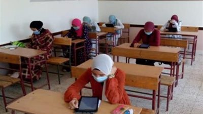 طلاب الثانوية العامة يؤدون امتحان مادة اللغة العربية أمام 2098 لجنة