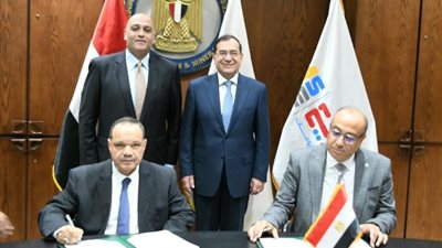 طارق الملا يشهد توقيع مذكرة تفاهم بين قطاع البترول وجهاز تنمية المشروعات