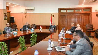 وزير الري يتابع الموقف التنفيذي لعدد من مشروعات الوزارة