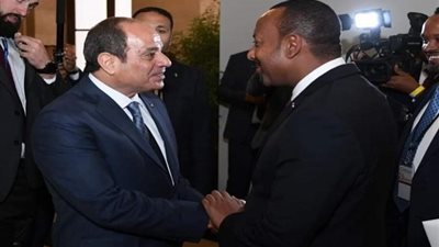 الرئيس السيسي يصافح أبي أحمد على هامش قمة 