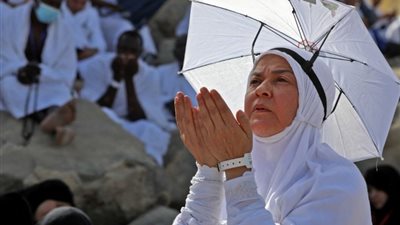 حكم ترفق النساء في المشي أثناء الطواف| «لا رَمَلَ على المرأة في الطواف»