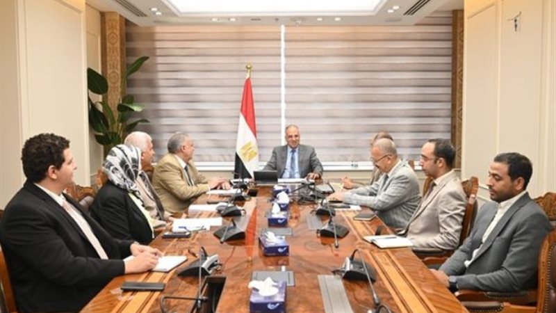 جانب من اجتماع تطوير عمليات قياس مناسيب وتصرفات المياه