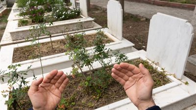 زيارة القبور في يوم العيد..حرام أم حلال؟