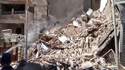 ننشر الصور الأولى من حادث انهيار برج سكني في الإسكندرية