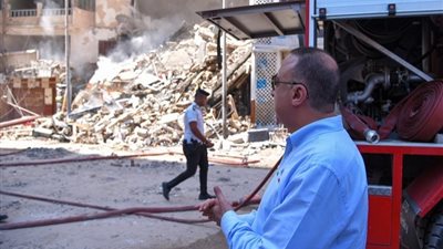 محافظ الاسكندرية: العقار المنهار في المنتزة انشطر إلى نصفين