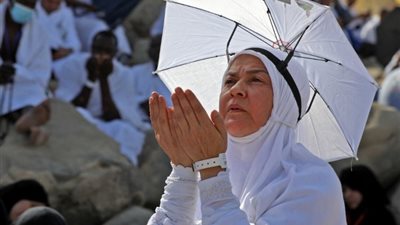 هل يجوز تلبية المرأة في الحج بصوت مسموع؟