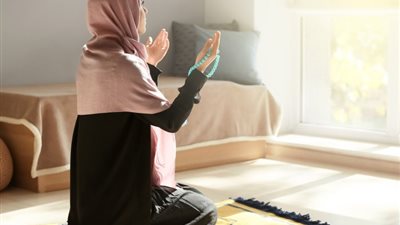 هل يجوز للمرأة أن تؤم غيرها من النساء في الصلاة؟