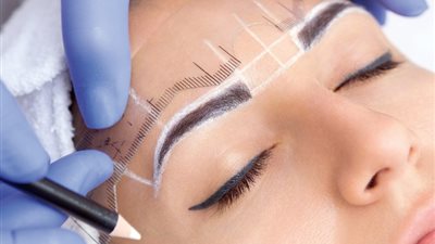 حكم تجميل الحاجبين بـ تقنية «المايكروبليدنج»؟