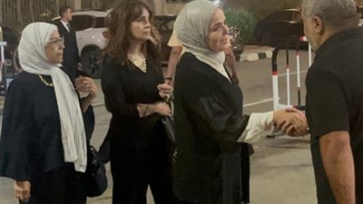 وصول مدحت صالح وأكرم حسني ومنى عبد الغني عزاء علاء عبدالخالق
