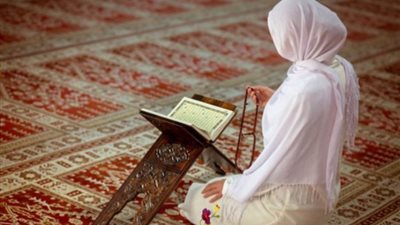 هل يجوز أن تصلي المرأة بالبنطلون ؟