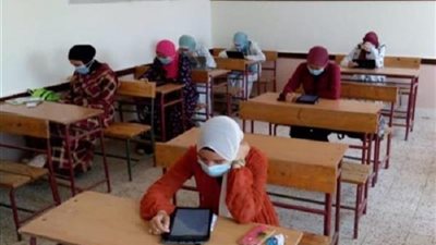 قلق وانتظار وترقب.. أولياء الأمور أمام لجان امتحان «اللغة الأجنبية الأولى»
