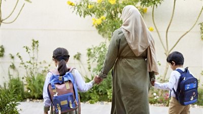 يدعو عليها في الحج.. ما حكم إساءة معاملة الزوجة؟