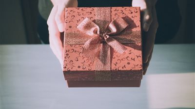 ما حكم قبول الهدايا من الآخرين ؟