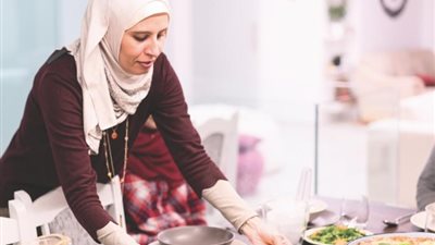 إتيكيت | تتصرفي إزاى مع حماتك في العزومات؟