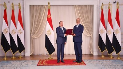 الرئيس السيسي يمنح رؤساء الهيئات القضائية السابقين وسام الجمهورية