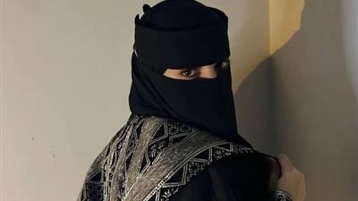 أرسلت له صورها بغرفة النوم.. شاب يستدرج ثرية خليجية لابتزازها