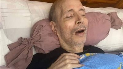 صدمة للجميع.. أول صورة للفنان إيمان البحر درويش على سرير المرض