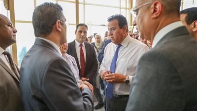 وزير الصحة يُشيد بمستوى الخدمات بمستشفى طامية المركزي
