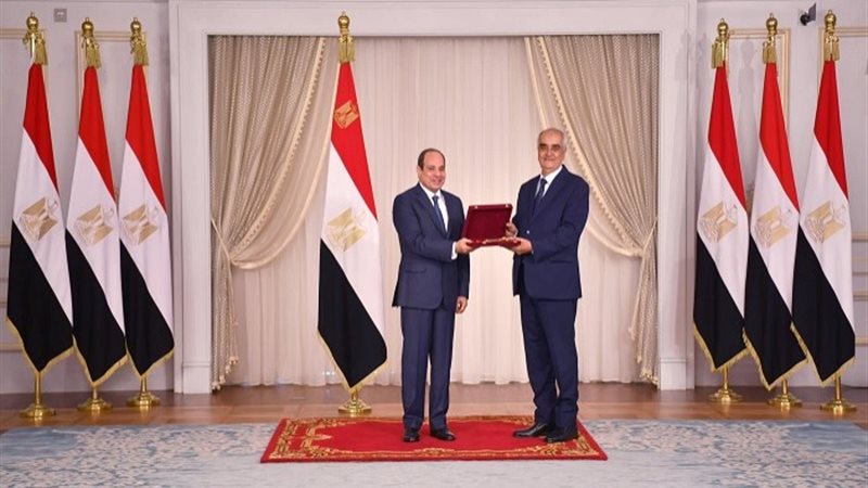 الرئيس السيسي يمنح رؤساء الهيئات القضائية السابقين وسام الج