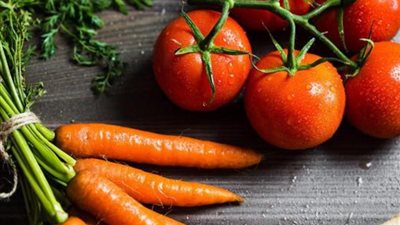 من بينهم الجزر والطماطم.. خضروات لا يُفضل تناولها نيه