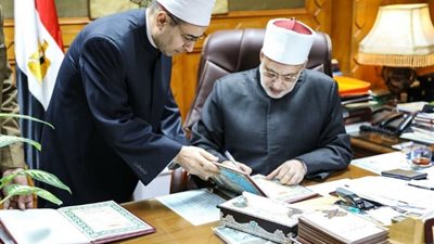 الإمام الطيب يهنيء أوائل الشهادتين الإعدادية والثانوية الأزهرية