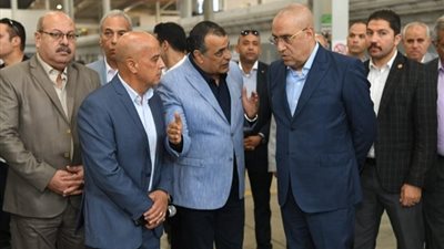 وزيرا «الإنتاج الحربي» و«الإسكان» يتفقدان مصنع إنتاج المصاعد الكهربائية