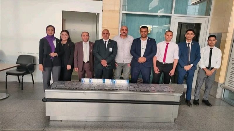 رجال الجمارك مع المضبوطات