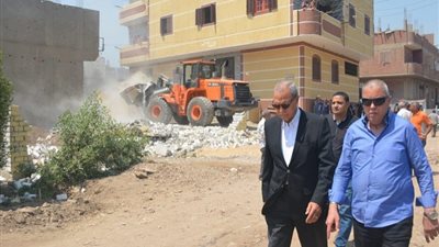 محافظ القليوبية يقود حملة لإزالة 29 حالة تعديات بميت حلفا