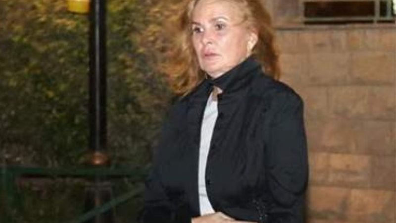 الفنانة يسرا
