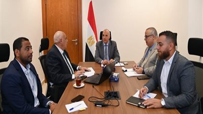 وزير الري يتابع سير العمل بمصلحة الميكانيكا والكهرباء