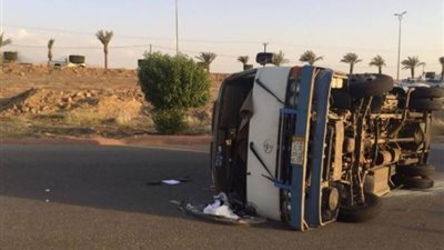 إصابة 8 أشخاص إثر انقلاب «ميني باص» على طريق الفيوم