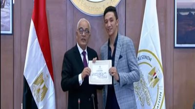 «عمي بيسلم عليك».. طالب بالثانوية العامة يُداعب وزير التعليم