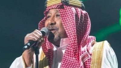 في حفل بالسعودية.. الشاب خالد حديث الـ «سوشيال ميديا» لارتدائه هذه الملابس