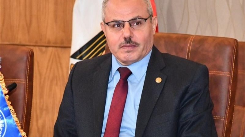 الدكتور ناصر سعيد مندور رئيس جامعة السويس