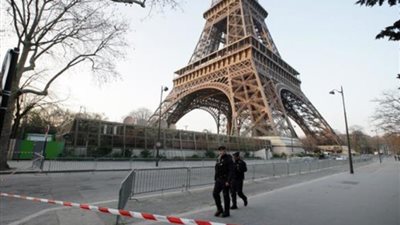 باريس.. إخلاء برج إيفل بسبب اشتباه في وجود قنبلة