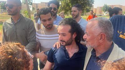 بالزغاريد.. لحظة استقبال أسرة أحمد دومة بعد الإفراج عنه.. فيديو